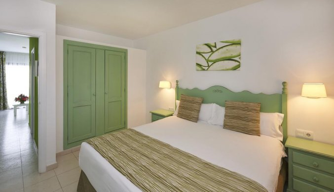 tweepersoonsbed in slaapkamer van Appartementen Hesperia Bristol Playa op Fuerteventura