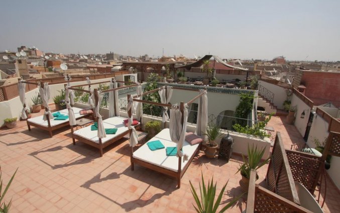 Dak met zonnebedden van Riad dar Bounouar Marrakech