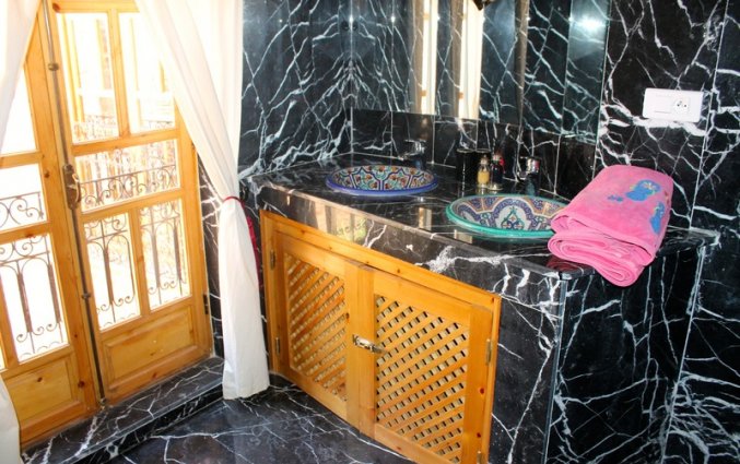 Een badkamer van Riad dar Bounouar Marrakech