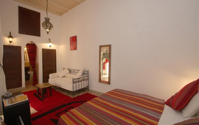 Een kamer met tweepersoonsbed van Riad dar Bounouar Marrakech