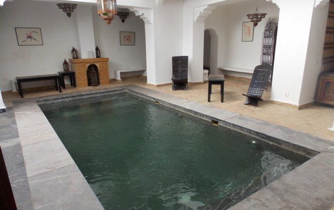 Het zwembad van Riad dar Bounouar Marrakech