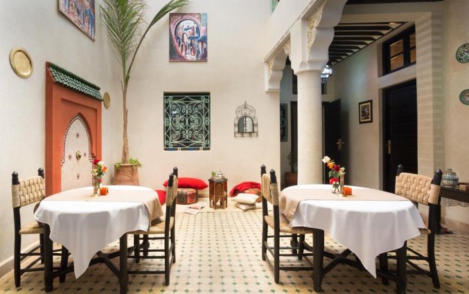 Binnenplaats met restaurant van Riad dar Benbrahim in Marrakech