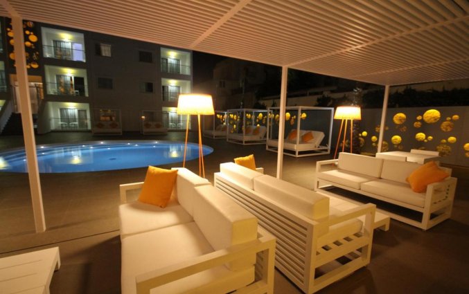 Terras aan het zwembad van Appartementen Ibiza Sun