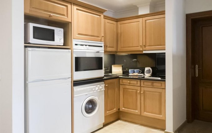 Keuken van een suite van Aparthotel Galeon Suites op Mallorca