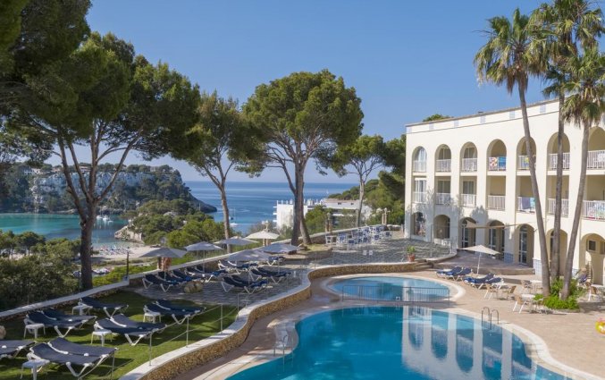 Buitenzwembad met uitzicht van Aparthotel Floramar op Menorca