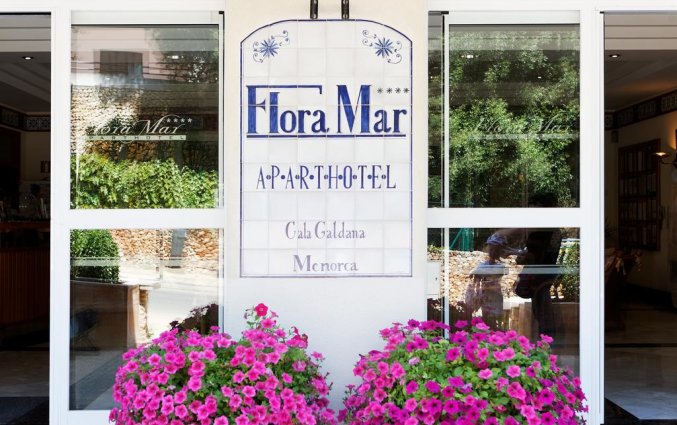 Entree van Aparthotel Floramar op Menorca