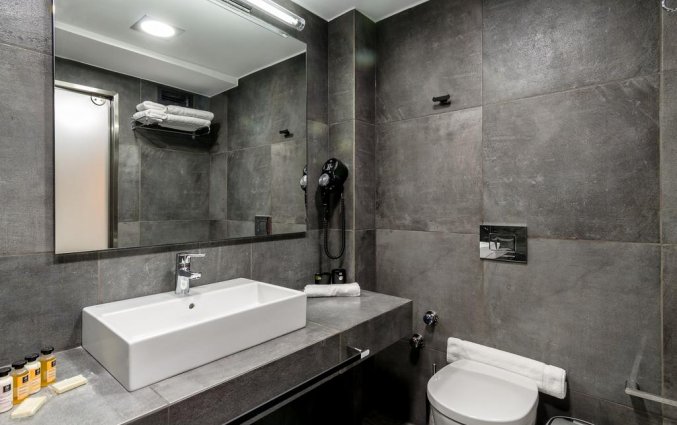 Badkamer van een tweepersoonskamer van Hotel 36O Degrees in Athene