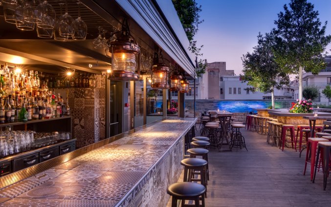 Bar met uitzicht van Hotel 36O Degrees in Athene