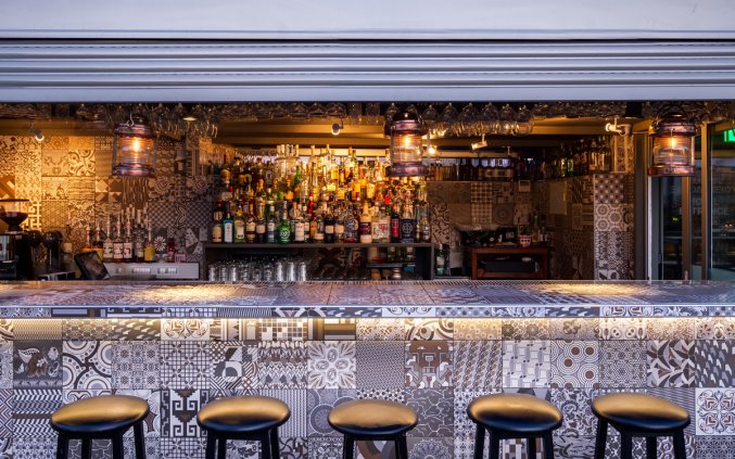 Bar met uitzicht van Hotel 36O Degrees in Athene