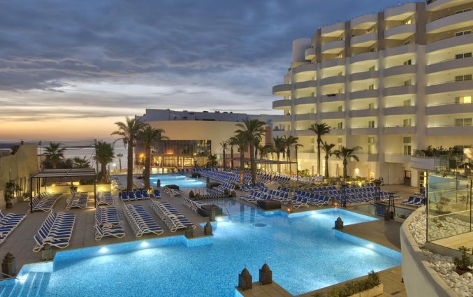 Buitenzwembad van Hotel en Spa db San Antonio op Malta