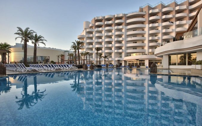 Buitenzwembad van Hotel en Spa db San Antonio op Malta
