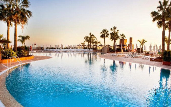 Het zwembad van Hotel Landmar Costa los Gigantes op Tenerife
