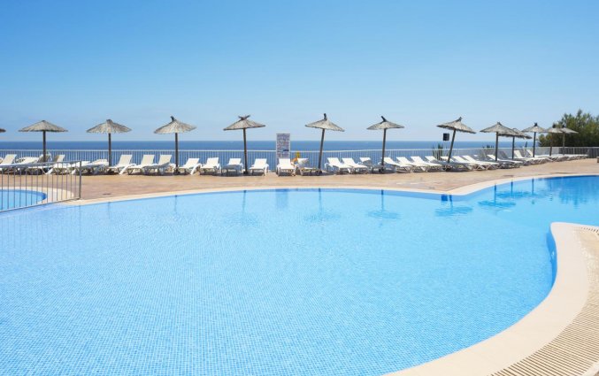 Buitenzwembad van Hotel HSM Calas Park op Mallorca