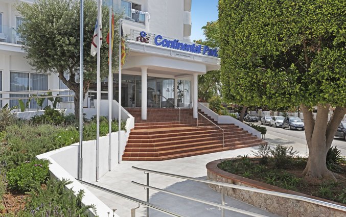 De entree van Hotel AluaSun Continental Park Mallorca