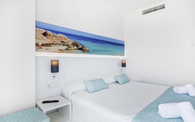 Een tweepersoonsbed van Hotel AluaSun Continental Park Mallorca