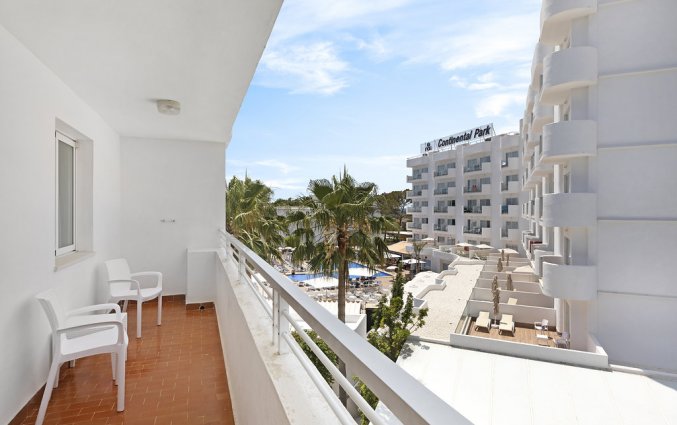 Het balkon van een kamer van Hotel AluaSun Continental Park Mallorca