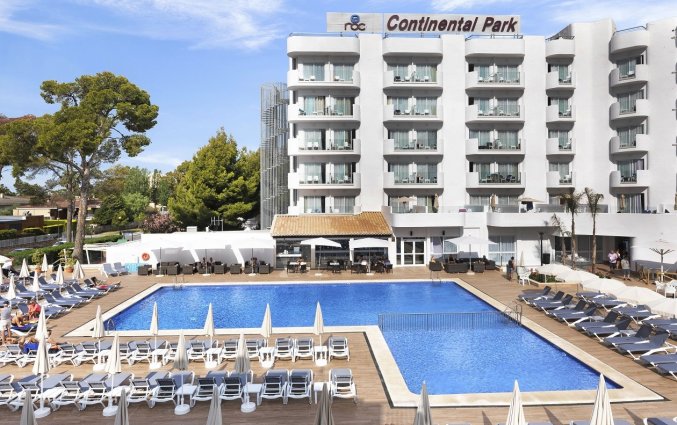 Het zwembad met zonneterras van Hotel AluaSun Continental Park Mallorca