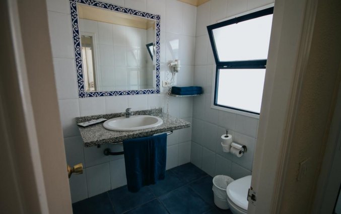 Badkamer van een tweepersoonkamer van Hotel Puerto Azul op Gran Canaria