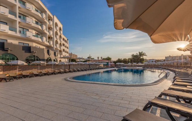 Buitenzwembad met zonneterras van Aparthotel Luna Solaqua Algarve