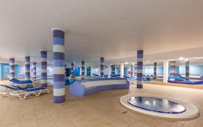 Het binnenzwembad van Aparthotel Luna Solaqua Algarve