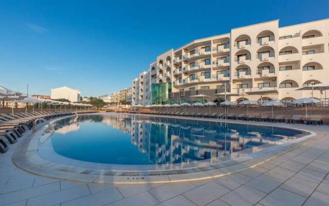 Het buitenzwembad van Aparthotel Luna Solaqua Algarve