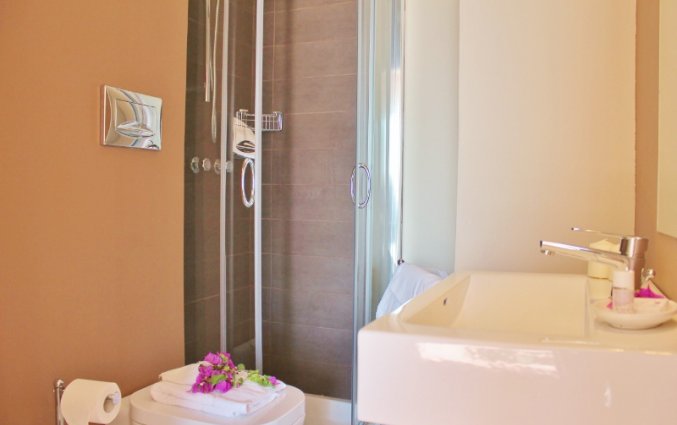 Badkamer van een tweepersoonskamer van Hotel Baia Azzurra op Sicilie