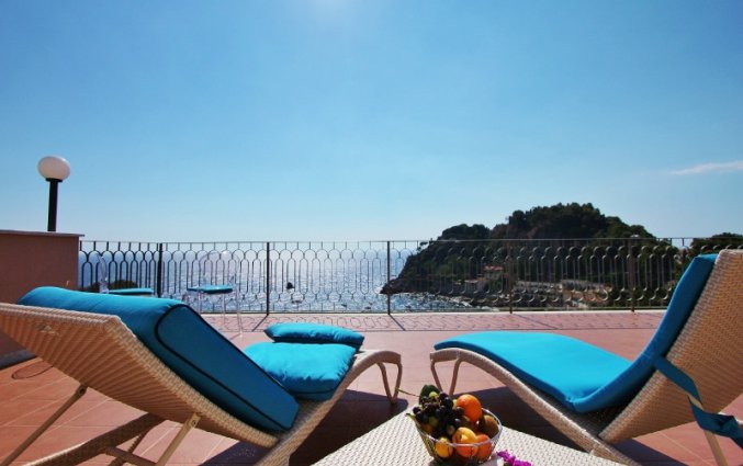 Terras met uitzicht vanuit Hotel Baia Azzurra op Sicilie