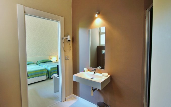Tweepersoonskamer met badkamer van Hotel Baia Azzurra op Sicilie