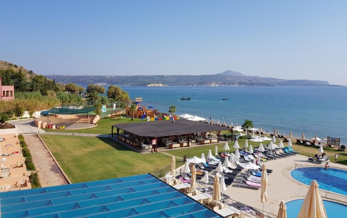 Buitenzwembad met uitzicht van Hotel Kiani Beach Resort op Kreta