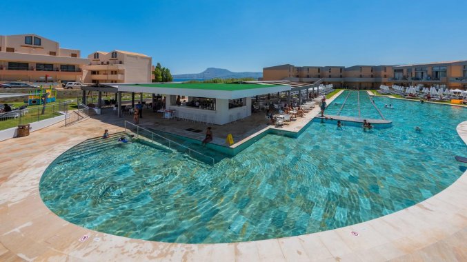 Buitenzwembad van Hotel Kiani Beach Resort op Kreta