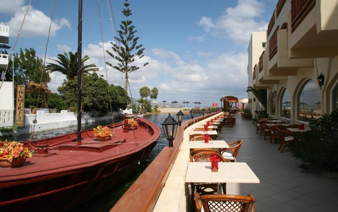 Terras en uitzicht op de rivier bij Hotel Kalyves beach op Kreta