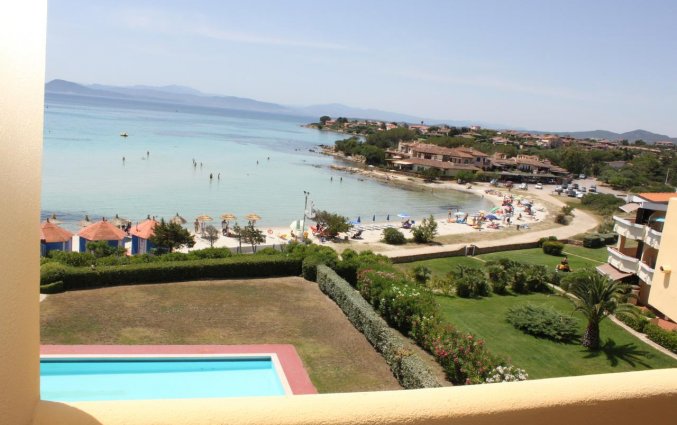 Uitzicht op het zwembad en het strand van Hotel Castello op Sardinië