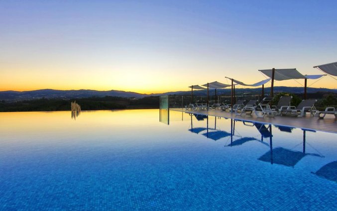 Buitenzwembad en ligbedden van Água Hotels Mondim de Basto in Noord-Portugal