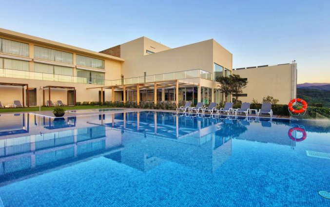 Hotel en buitenzwembad van Água Hotels Mondim de Basto in Noord-Portugal