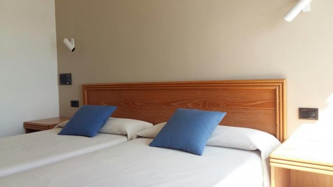 Tweepersoonsbed in kamer van Hotel Sorrabona aan de Costa Brava
