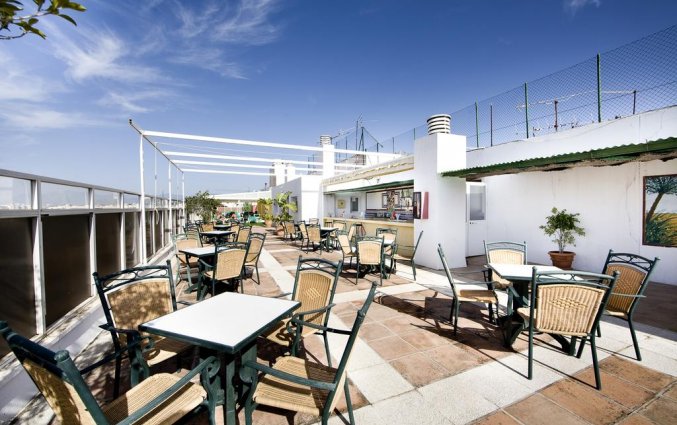 Terras van Hotel Monarque El Rodeo in de Costa del Sol