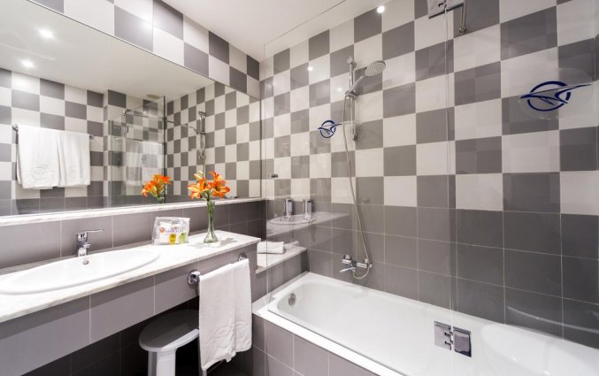 Badkamer van een tweepersoonskamer van Hotel Globales Mediterrani op Menorca