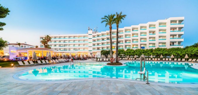 Zwembad en gebouw van Hotel Globales Mediterrani op Menorca