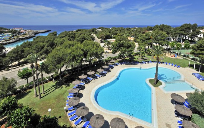 Zwembad en uitzicht vanuit Hotel Globales Mediterrani op Menorca