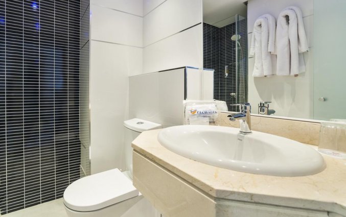 Badkamer van een tweepersoonskamer van Hotel Globales Lord Nelson op Menorca