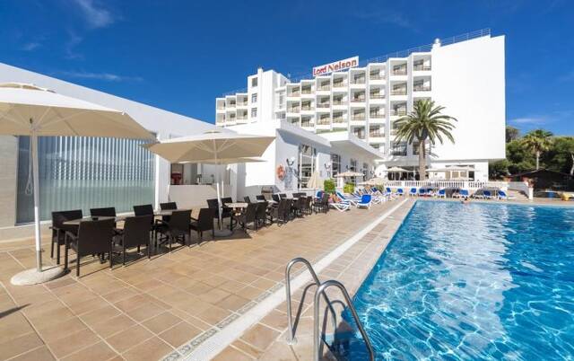 Buitenzwembad van Hotel Globales Lord Nelson op Menorca