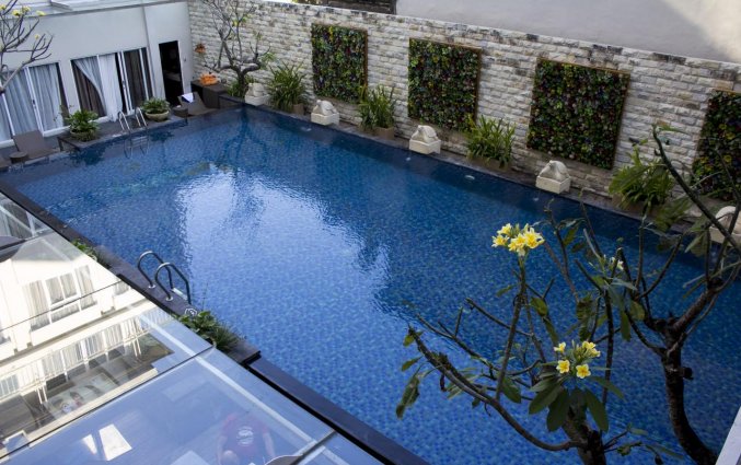 Buitenzwembad van Hotel Fashion Legian op Bali