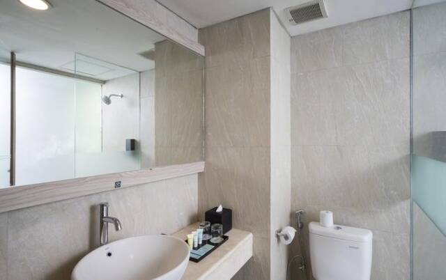 Badkamer van een tweepersoonskamer van Hotel Liberta Seminyak op Bali
