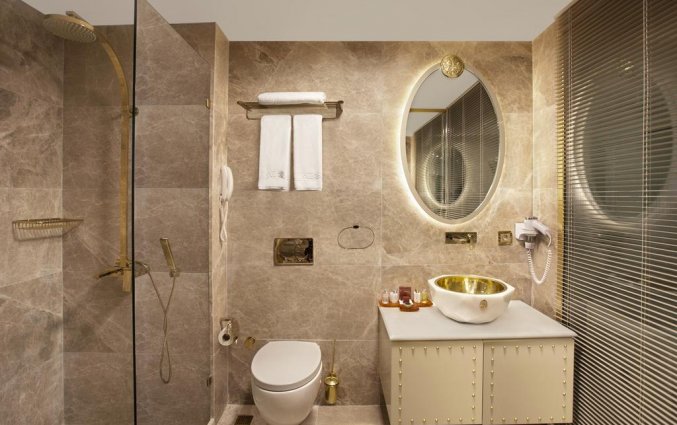 Badkamer in twee of driepersoonskamer van van Sura Design Hotel & Suites in Istanbul