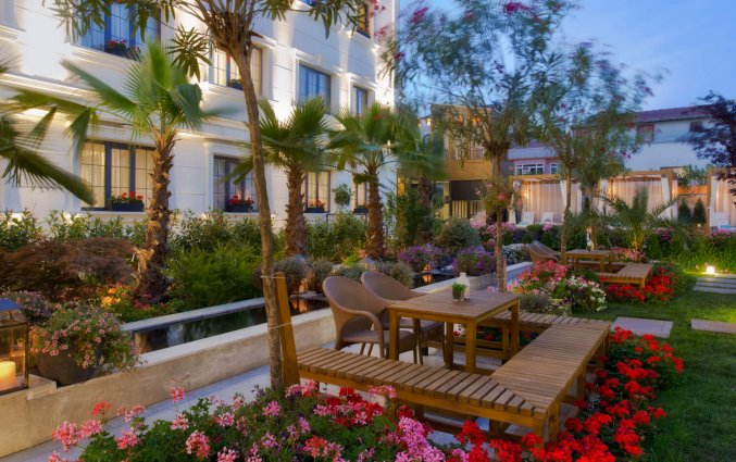 Zitgedeelte in de tuin van Sura Design Hotel & Suites in Istanbul