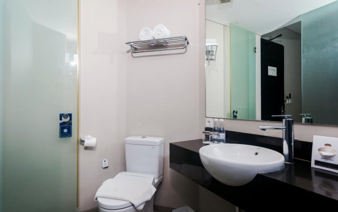 Badkamer van een tweepersoonskamer van Hotel Loft Legian op Bali
