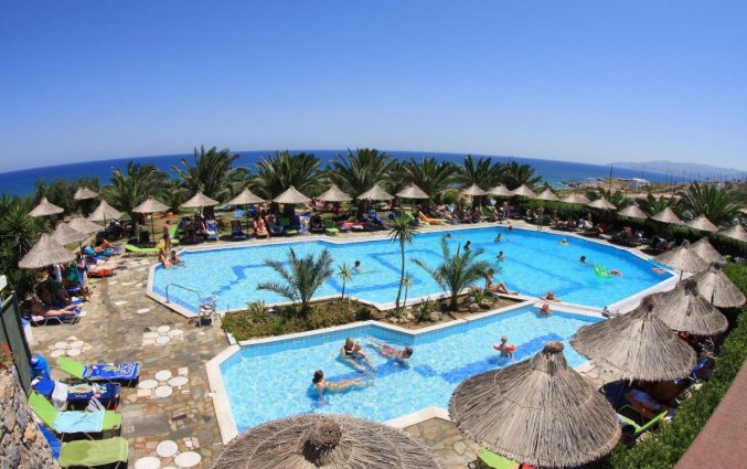 Buitenzwembad bij Hotel Mediterraneo