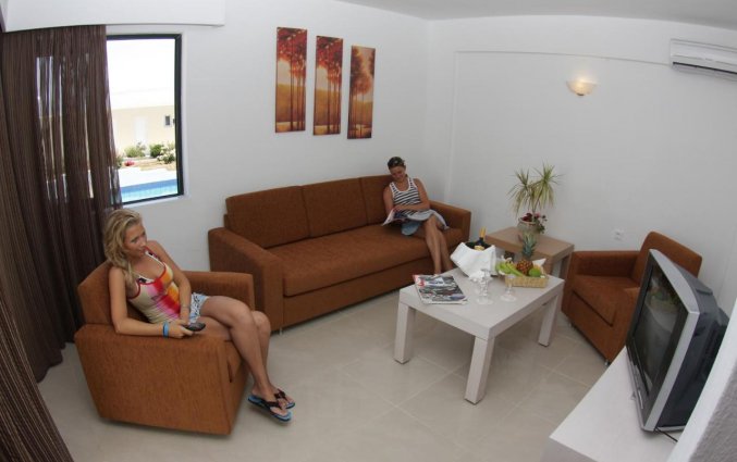 Villa woonkamer bij Hotel Mediterraneo