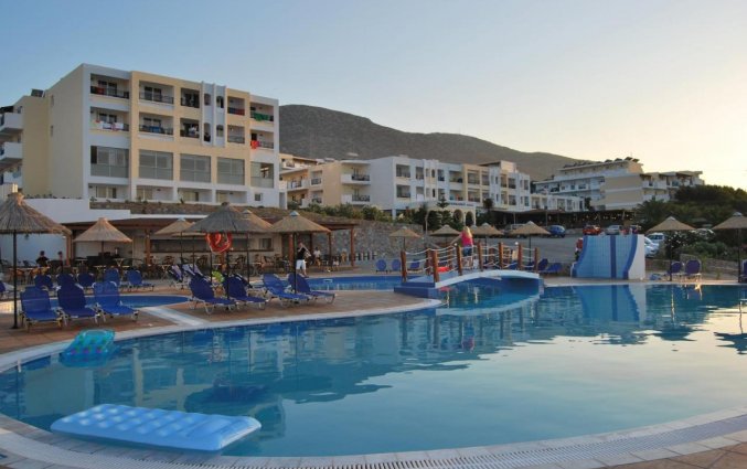 Zwembad bij Hotel Mediterraneo