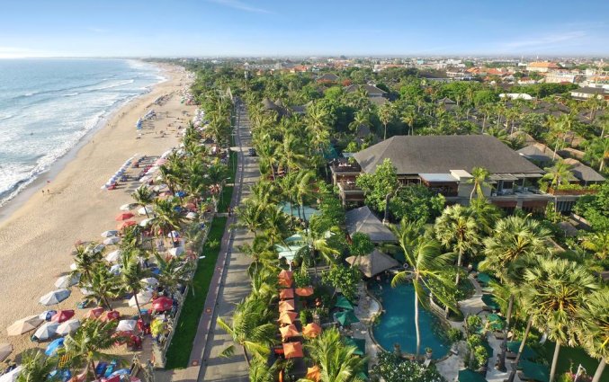 Bovenaanzicht van hotel Legian Beach in Bali